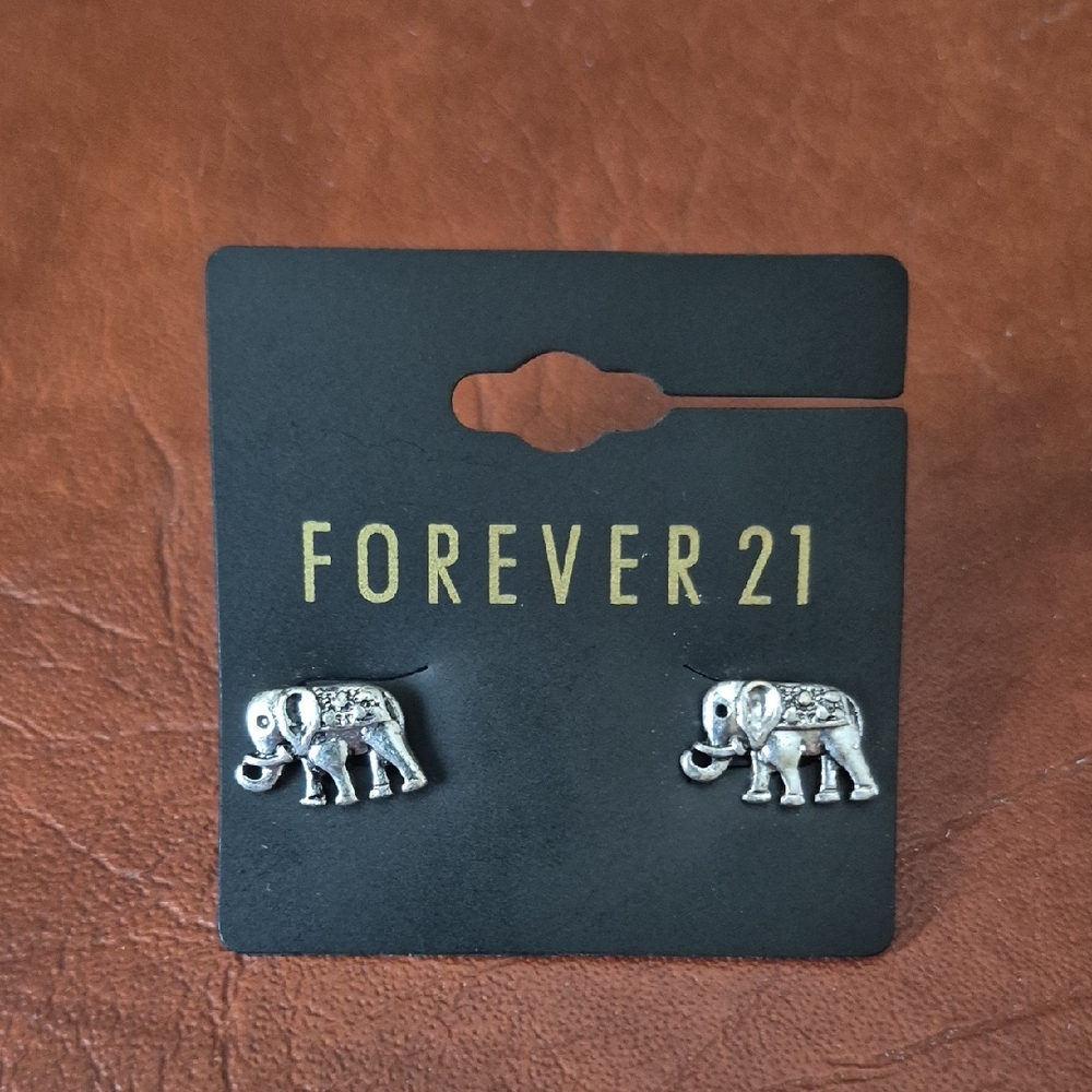 Forever 21 Silver Tone Elephant Stud Earrings! NWT!